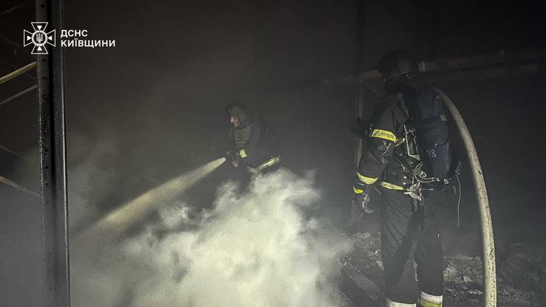 Ночная атака БПЛА: в Яготине вспыхнул пожар на складе