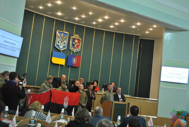 Червоно-чорний прапор дозволили вивішувати поруч із державним на адміністративних будівлях Хмельниччини, - рішення облради 03