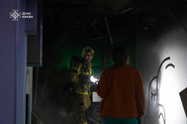 Нічна атака РФ на Київ: в Оболоні загорівся медзаклад, є загиблий