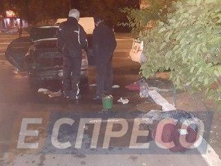 На Печерську в Києві вночі двічі підпалювали автомобілі 08