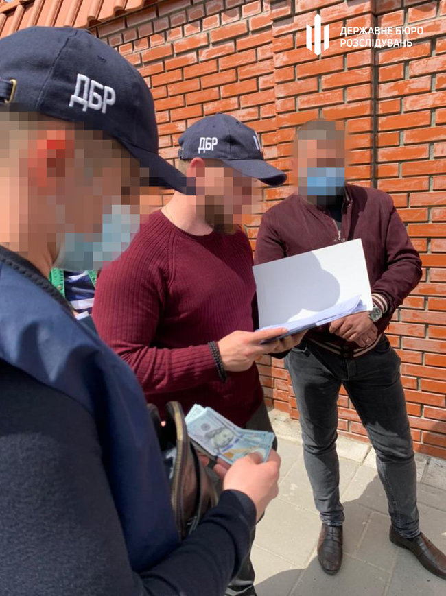 Во Львове при получении 2 тысяч долларов взятки попались замначальника криминальной полиции и опер, - ГБР 02