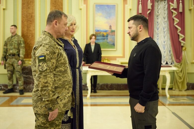 Зеленський вручив військовим та рідним загиблих героїв ордени Золота Зірка й сертифікати на квартири 06