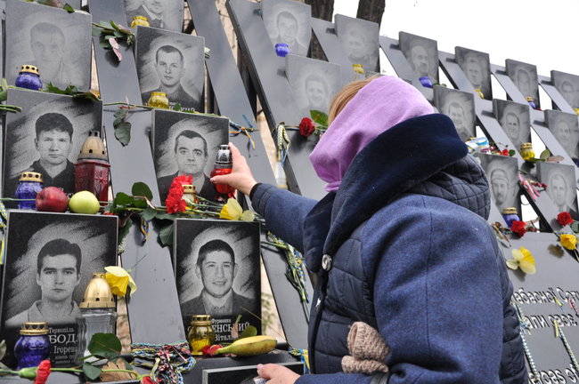 Поминальный молебен прошел на аллее Героев Небесной Сотни в Киеве 08