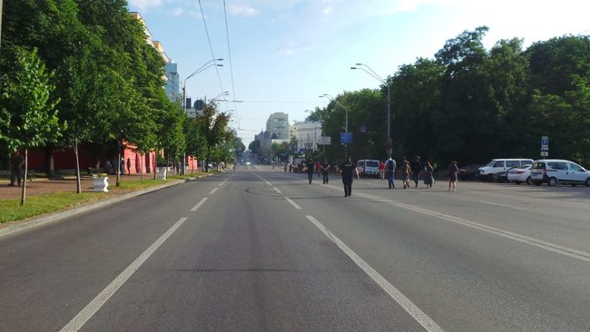 Противники КиївПрайду на стільцях перекривають шлях маршу 02