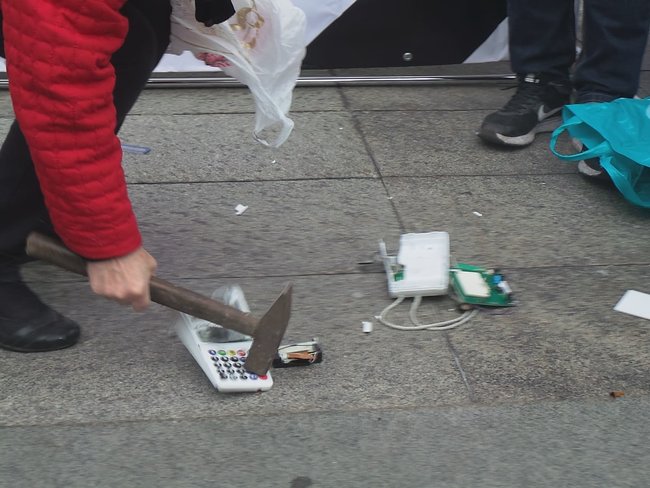 Каждому депутату по кассовому аппарату, - активисты пикетируют ОП с требованием ветировать законы о детенизации расчетов 22