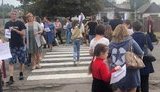 Співробітники двох шкіл на Харківщині перекрили рух на знак протесту проти закриття їхніх навчальних закладів, - поліція. ФОТО