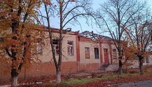 Ворог масовано обстріляв Берислав: у центрі міста п’ять прильотів, є пошкодження. ФОТОрепортаж