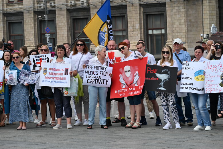 Акція на підтримку полонених військових медиків відбулася на Майдані Незалежності 37