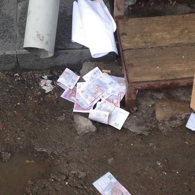 Полицейский в Тернополе задержан на взятке в 2 тыс. грн 02 Полицейский в Тернополе задержан на взятке в 2 тыс. грн 02