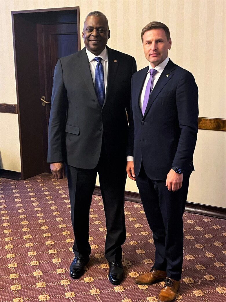 Міністр оборони Естонії Ханно Певкур: Естонія передала ЗСУ протитанкові гранатомети, 120-мм міномети та 90-мм протитанкові гармати. Озброєння вже в Україні, там, де воно потрібне 04