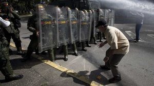 В Венесуэле студенты под градом пуль и струями водометов присоединились к протестующей Европе. Горячий венесуэльский ФОТОрепортаж