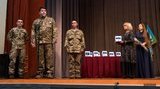 Вручаючи орден "Народний Герой України", Ада Роговцева несподівано поцілувала протез правої руки Владислава Кузнєцова