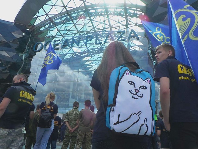 Российский бизнес продолжает функционировать в Украине, - активисты пикетируют киевский ТРЦ Ocean Plaza (обновлено) 01