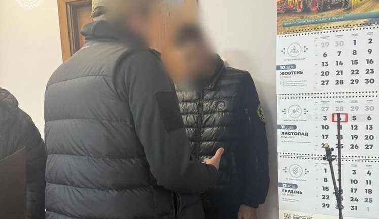 Kyiv customs officials took bribes for unhindered customs clearance of used cars: they were detained. VIDEO+PHOTO