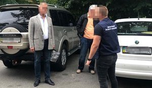 Two officials caught red-handed receiving $1.5 mln bribe. PHOTOS