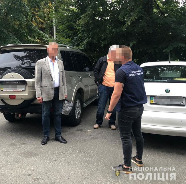 Two officials caught red-handed receiving $1.5 mln bribe 02