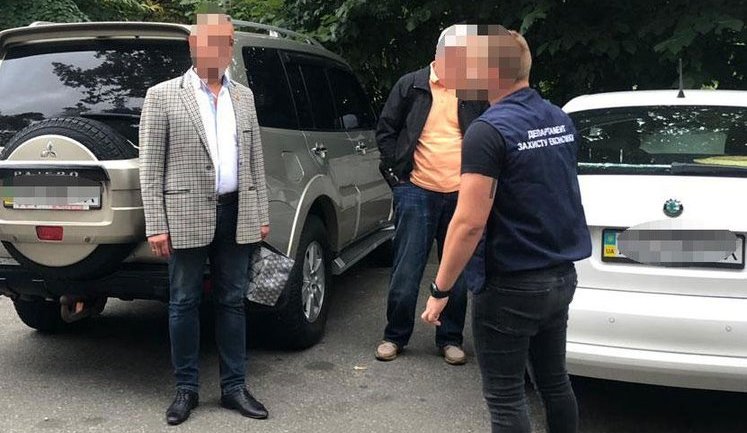 Two officials caught red-handed receiving $1.5 mln bribe. PHOTOS