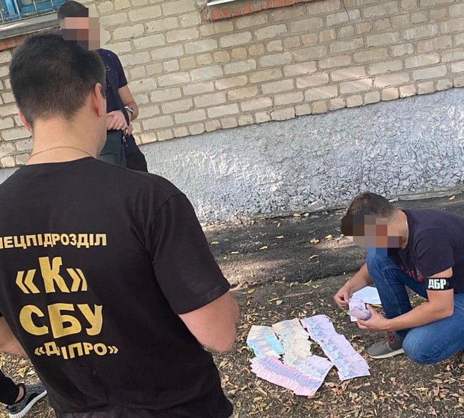 На Дніпропетровщині на хабарі 25 тис. грн затримано прокурора 02