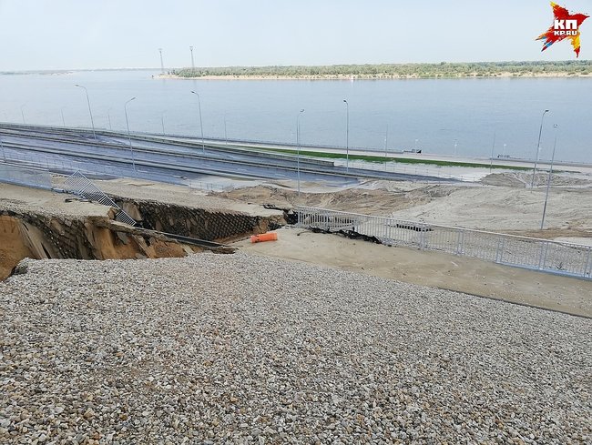 Доріжки біля стадіону, побудованого до ЧС-2018 у Волгограді, змило сильним дощем у день фіналу 03