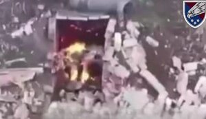 Російського загарбника охопило полум’я, він вибігає із підвалу і намагається загасити вогонь. ВIДЕО