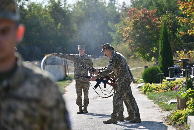 Із загиблим воїном штурмової роти 59-ї бригади Володимиром Іщенком попрощалися у Києві 30