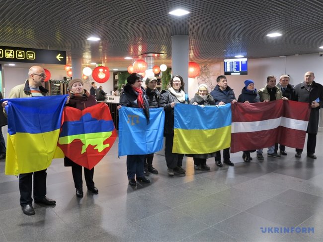 Прилетевших в Латвию на реабилитацию бывших политзаключенных встретили представители диаспоры 04