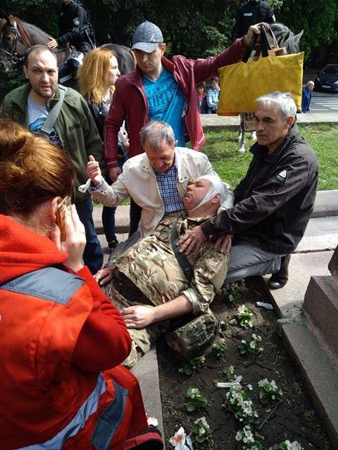 Вилкуловские титушки совместно с полицейскими избили защитников Украины в Днепре, - нардеп Денисенко 03