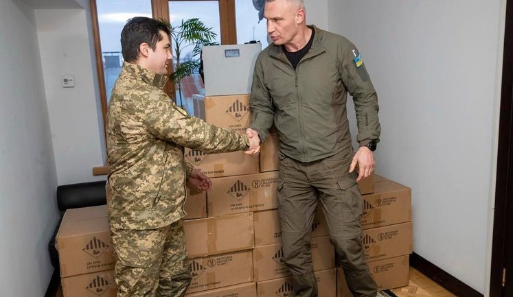Київ передав 5 ОШБр партію переносних зарядних станцій, - Кличко