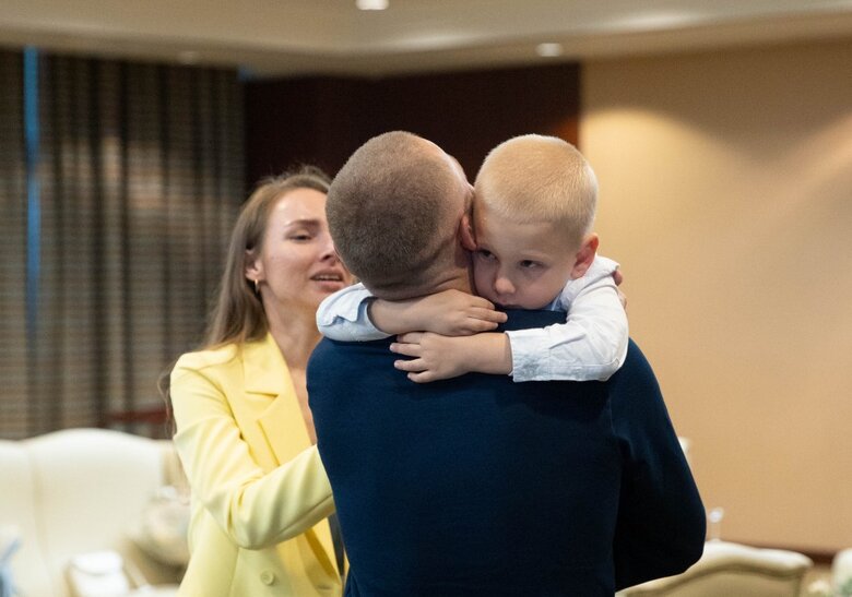 Находящиеся в Турции защитники Мариуполя встретились с родными 06