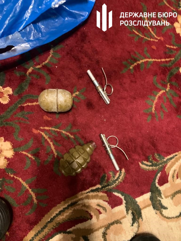 ДБР провело обшуки у нардепів ОПЗЖ Рабіновича, Чорного та Волошина: вилучено гранати, зброю та великі суми готівки 01 ДБР провело обшуки у нардепів ОПЗЖ Рабіновича, Чорного та Волошина: вилучено гранати, зброю та великі суми готівки 01