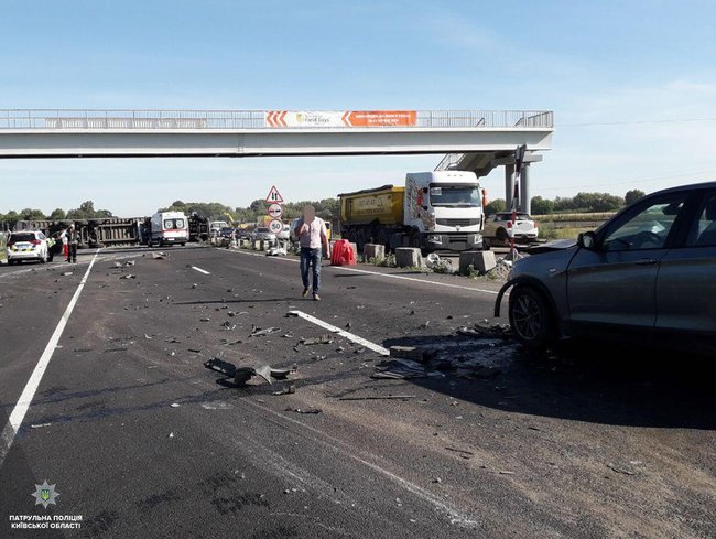 Перекинута фура заблокувала трасу Київ-Одеса 03