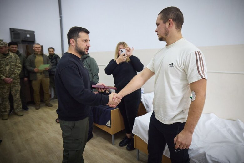 Zelenskyy awarded wounded soldiers and medics in hospital in Mykolaiv region 02