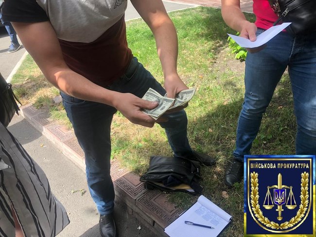 Начальник Управління у справах національностей та релігій КМДА упіймався на хабарі 2 тис. дол. за реєстрацію релігійної організації 02