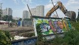 Забудовник своїми силами демонтує паркан ЖК, який намагався без дозволу звести в Микільській слобідці. ФОТОрепортаж