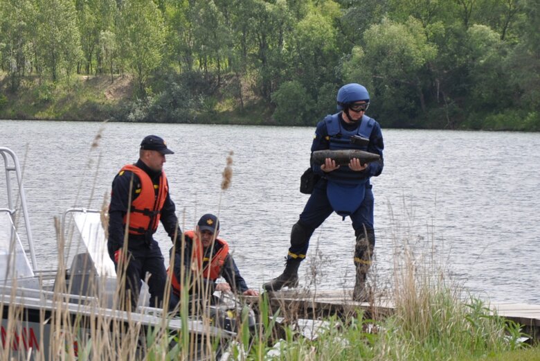 Саперы ГСЧС разминируют водные объекты в Киевской области 03