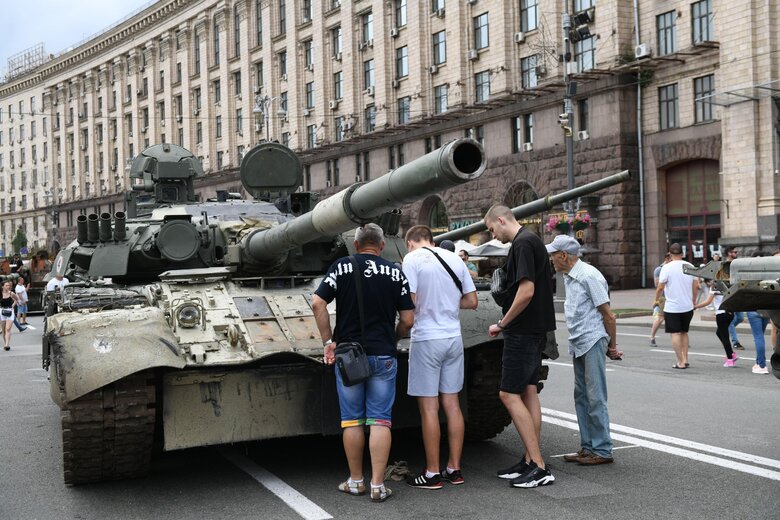 Трофейную российскую технику выставили на Хрещатике 06