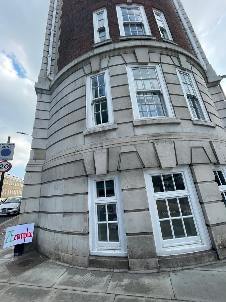 Продай квартиру - верни деньги: Украинские активисты в Лондоне пикетировали квартиру Зеленского 01