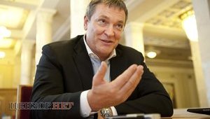 "Вы подметать будете на улице", - Колесниченко скандалит в аэропорту. ВИДЕО