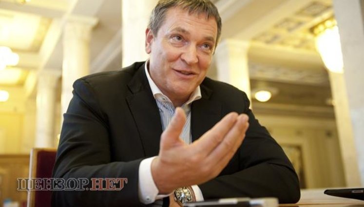 "Вы подметать будете на улице", - Колесниченко скандалит в аэропорту. ВИДЕО