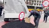 Машину вугілля висипали під посольством Росії у Польщі. ВIДЕО