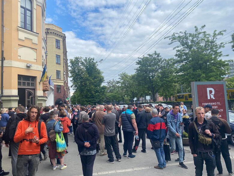 Натовп охочих купити нову марку з кораблем увірвався до Укрпошти в Дніпрі 01