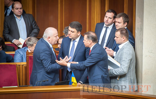 Ажіотаж у ложі Кабміну, запрошення Ляшка Новинському і Савченко, яка читає про націоналізм: як минув робочий день у Раді 08 Ажіотаж у ложі Кабміну, запрошення Ляшка Новинському і Савченко, яка читає про націоналізм: як минув робочий день у Раді 08
