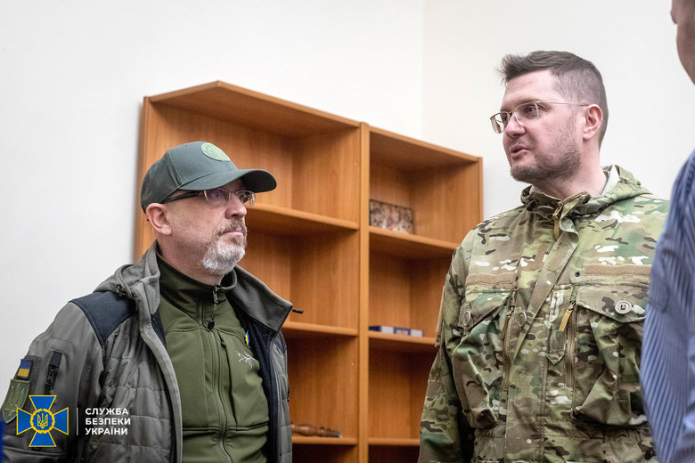 Баканов и Резников наградили защитников Украины и обсудили сотрудничество между СБУ и Минобороны 02 Баканов и Резников наградили защитников Украины и обсудили сотрудничество между СБУ и Минобороны 02