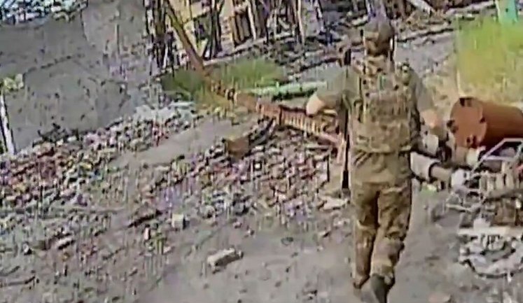 Окупант намагався втекти від дрона-"ждуна" "Птахів Мадяра", але не встиг добігти до укриття. ВIДЕО