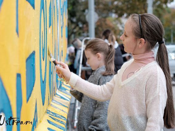 У Відні з’явився мурал Українське сонце 06