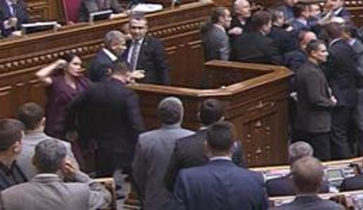 Коммунистка Калетник бросилась защищать своего шефа Симоненко и пыталась избить "свободовца" Михальчишина. ВИДЕО