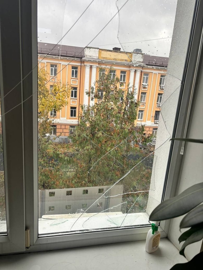 Російська балістична атака пошкодила будівлю НКРЕКП у Києві