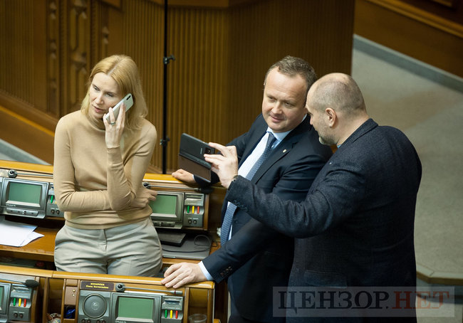 Блокування трибуни й аншлаг біля силовиків: як відбувається позачергове засідання Ради 10