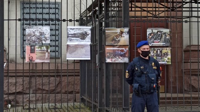 У Києві під посольством РФ в ході акції в память загиблих на Донбасі воїнів спалили Кремль 23 У Києві під посольством РФ в ході акції в память загиблих на Донбасі воїнів спалили Кремль 23