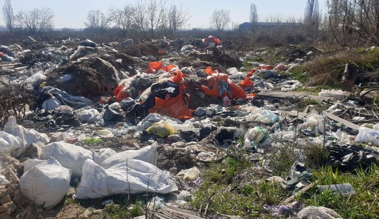 У селі Гора на Київщині горіло звалище, місцеві жителі кажуть, що сміття туди вивозить сільський голова незаконно. ВІДЕО+ФОТОрепортаж